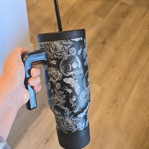 HydraPeak Black Skull Pattern Travel Mug Tumbler Rubber Non- Slip Base